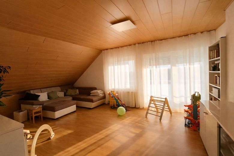 Großzügiges Einfamilienhaus mit Sauna und viel Platz im Hunsrück – Wohnen DG
