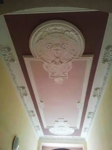 helle, sehr angenehm geschnittene 3 Zimmer WE im 3. OG - Top-Zustand – Treppenhaus Decke