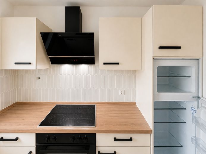 Teraslı ve ankastre mutfaklı aydınlık 2 odalı daire – Küche