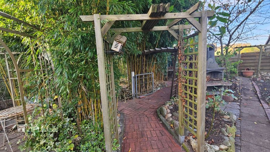 Charmantes Einfamilienhaus in ruhiger Lage ! – Gartenansicht