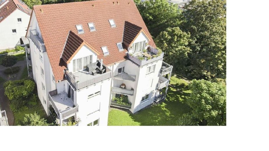 •Commission-free from private seller: Bright 3-room apartment with 2 balconies & underground garage – Haus hintere Ansicht