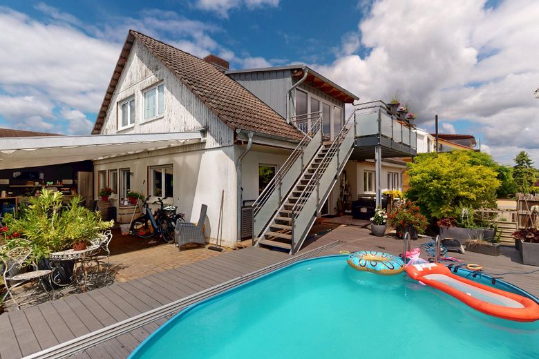 Renovated single-family home + self-contained apartment Roetgen – Poolansicht