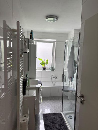 moderne 3 Zimmer-Wohnung mit Balkon in Kaufungen – Badezimmer
