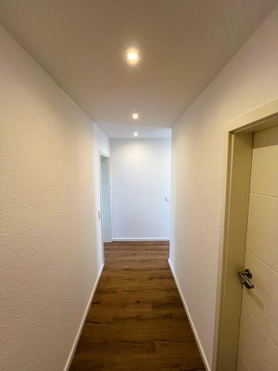 Recién renovado y sin comisión – soleado piso con balcón orientado al sur en Sulingen – Flur