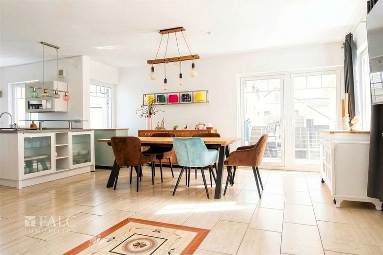 +++ Exklusive Doppelhaushälfte: Wohndesign trifft auf Familien-Idylle +++ – Wohn- und Esszimmer