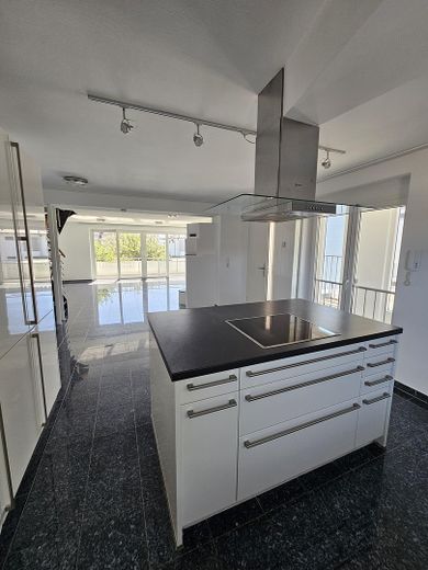Großzügige Maisonette im Architektenhaus mit Kamin, Balkon & Albblick – ideal für 1–2 Personen – Küche mit Kochinsel (1. OG)