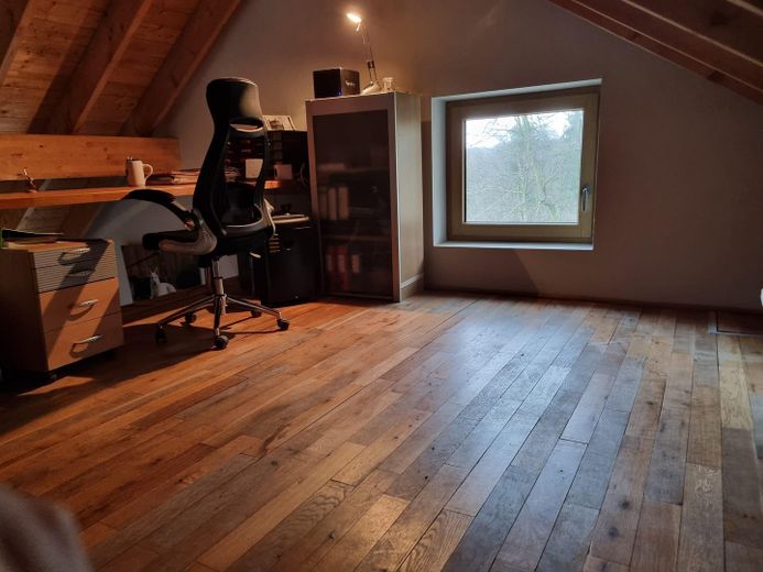 Landhaus mit zusätzliches Einfamilienhaus und großer Garage in Alleinlage im Wald – Büro