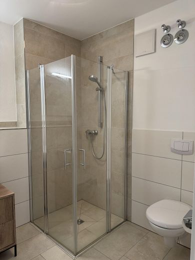 Moderne, vollmöblierte 1,5-Zimmer-Wohnung mit Stellplatz zu vermieten – ab sofort verfügbar – Bad mit Dusche