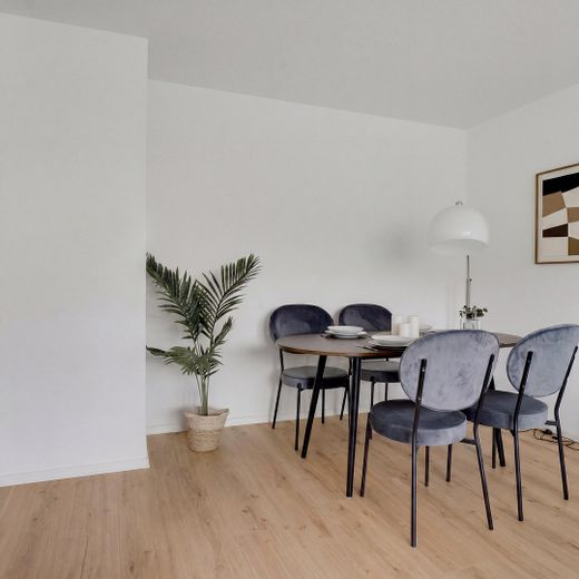 Da entrare subito! Luminoso appartamento di 2 locali modernizzato a Norimberga – prima occupazione dopo la modernizzazione – Essbereich
