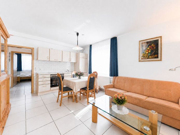 Urlaub beginnt hier - helle Ferien-Wohnung mit 
Balkon &amp; Sauna an der Nordsee in Dorum-Neufeld – Heller Wohnbereich