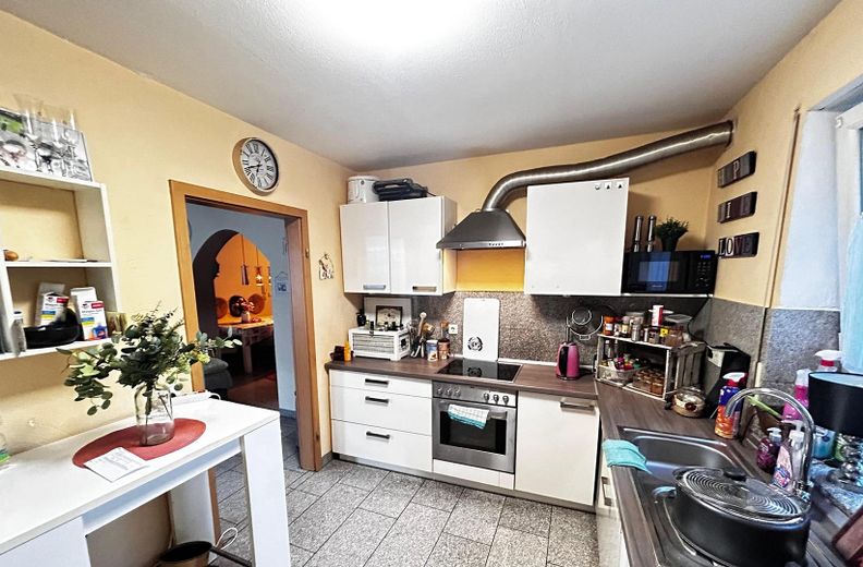 3 Zimmer Exklusiv Wohnung auf Erdgeschoß in ruhige Lage – Küche-b