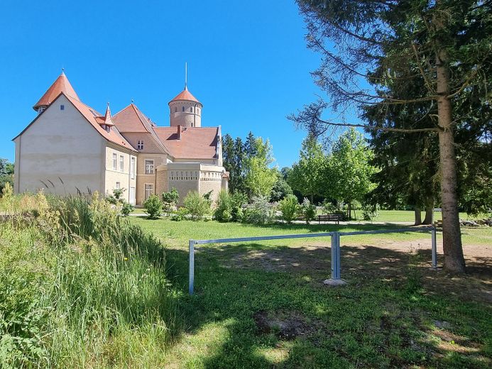 Ferienwohnung, Maisonette mit eigenem Eingang – Schloss Stolpe, Parkplatz