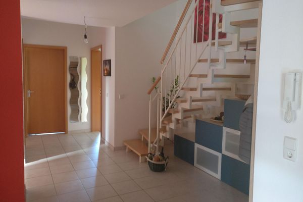 Geniş 4½ odalı DG dairesi, galeri ve 2 balkon dahil TG park yeri ile – sakin konum