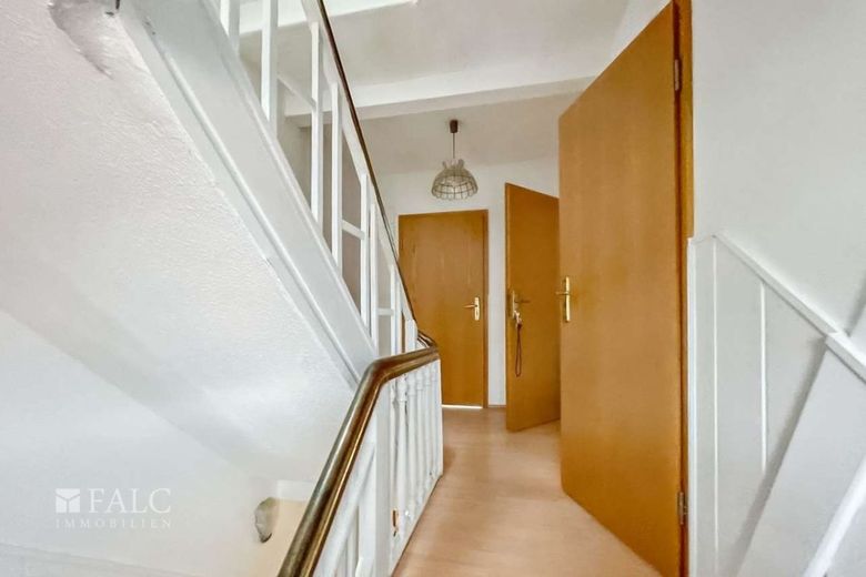 Wohnhaus mit 3 WE + Zimmervermietung – Treppenhaus