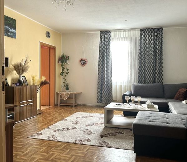 Charmante und charakteristische 3-Zimmer-Wohnung im Herzen von Esslingen am Neckar – Wohnzimmer