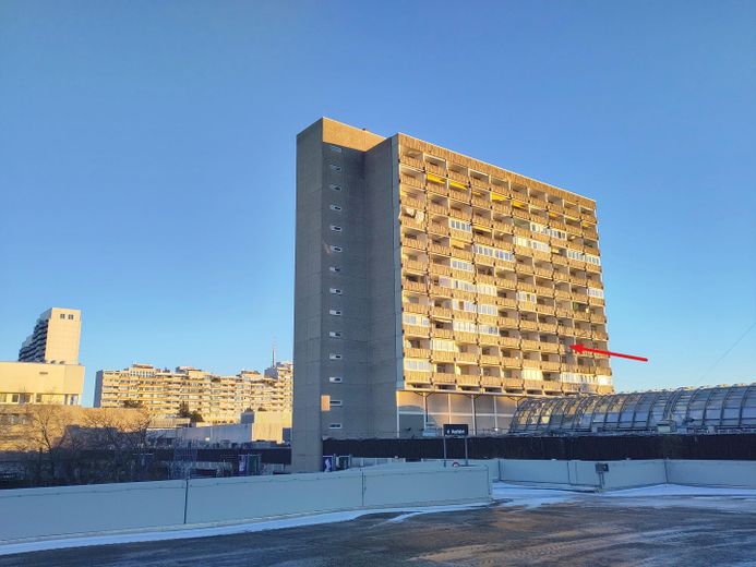 Außenansicht v. West, s. Pfeil