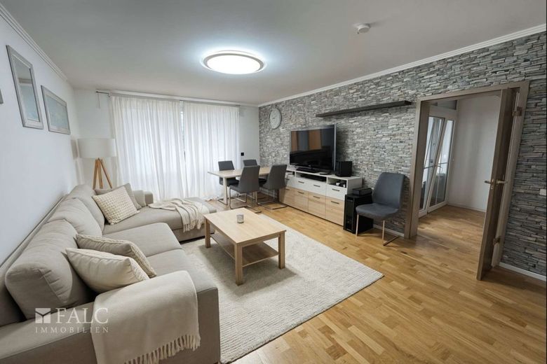 gemütliche Familienwohnung: 4 Zimmer mit Wintergarten, zwei Loggien &amp; Tiefgaragenstellplatz – Wohnzimmer