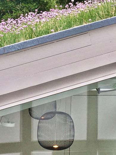 Gartensalon mit Grasdach