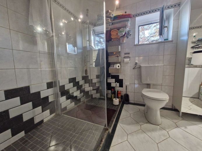 Wohnen im eigenen 1,8‑Hektar‑Wald – Bad mit Dusche und WC EG
