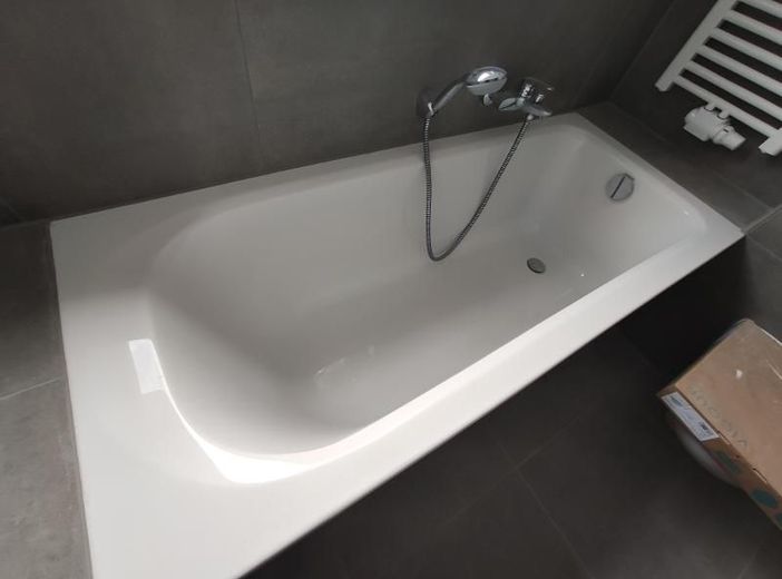 Reihenmittelhaus mit Garten, Garage und zusätzlichem Stellplatz – Bad mit Badewanne und Dusche Bild 6