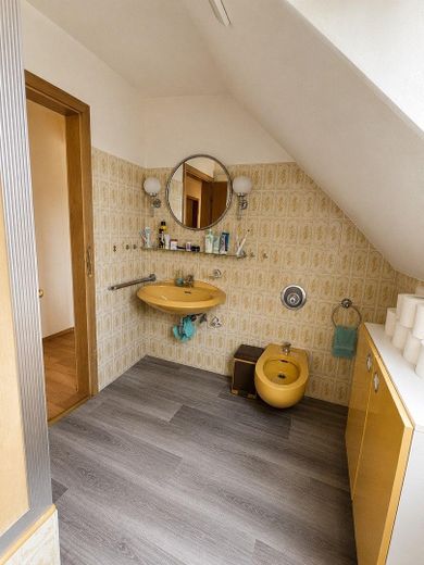 Großzügiges Wohnhaus mit ca.360 m² – Potenzial für Mehrgenerationenwohnen oder mehrere Wohneinheiten – 2. OG Bad