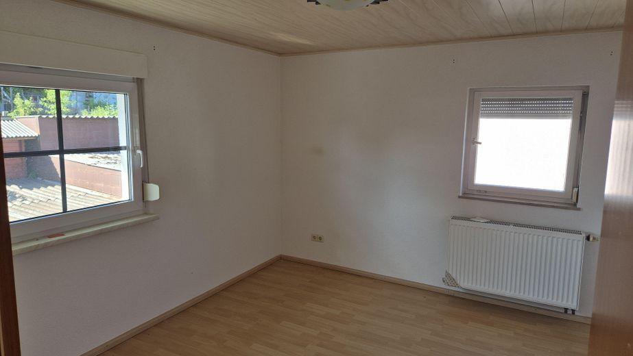 €12,000 saved on estate agent fees! Modernised semi-detached house with garden: close to the centre, quiet, low ancillary costs – Zimmer 1 OG