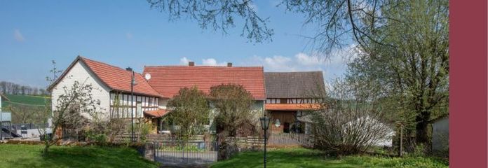 Hofstelle mit großen Nebengebäuden, auch WG-geeignet. Käuferprovisionsfrei!