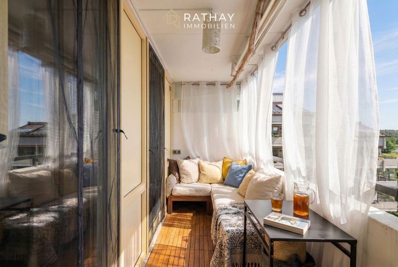 Ruhige 3-Zimmer-Maisonette mit Fernblick, Südbalkon, Loggia und 2 TG-Stellplätzen – Südbalkon