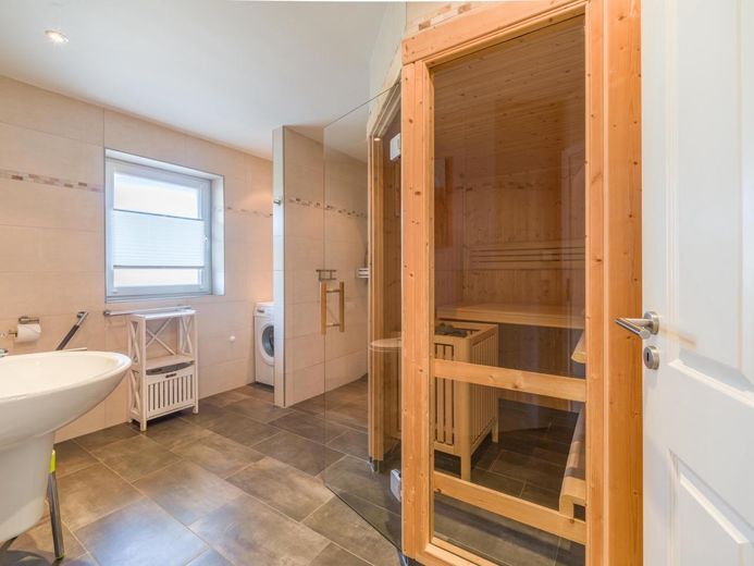 Traumhaftes Holzhaus mit Sauna, großer Terrasse auf 931 m² Eckgrundstück nahe St. Peter-Ording – Badezimmer