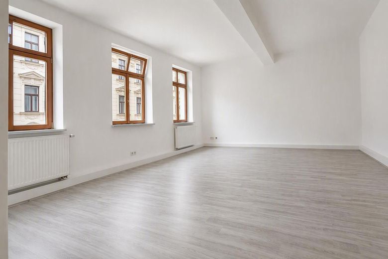 Stilvolle Altbauwohnung im Herzen von Schwabach – urbanes Wohnen mit historischem Charme – Wohnzimmer 