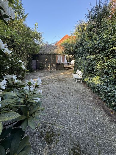 gepflasterte Gartenfläche