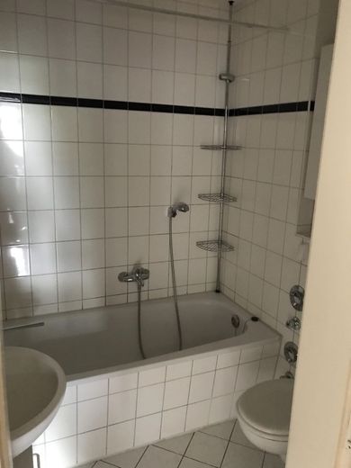 Nachmieter gesucht schöne preiswerte 3-R-Wohnung ca.73m2 mit EBK.MD.-Stadtfeld -Ost zu vermieten. – Bad