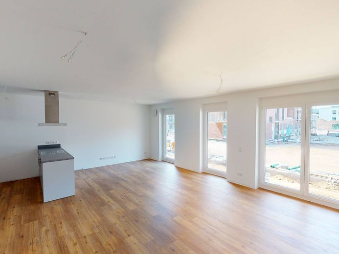 Helle 4-Zimmer-Wohnung mit EBK, 2 BÄDERN und TERRASSE im Neubauquartier FIELD 4 – Ansicht I: Wohn- und Esszimme…