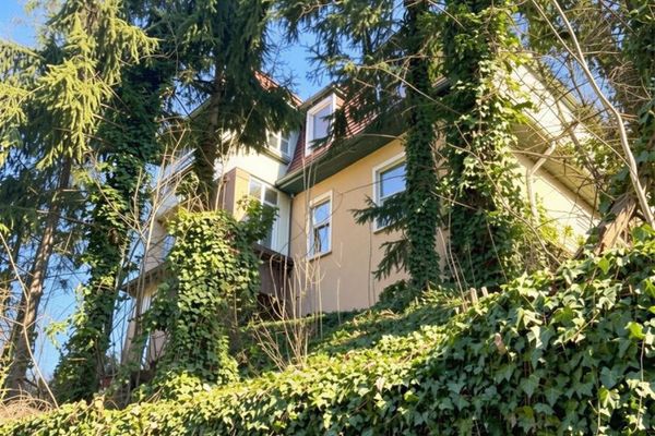 Sanierungsbedürftiges Zweifamilienhaus in ruhiger und grüner Lage von Meißen