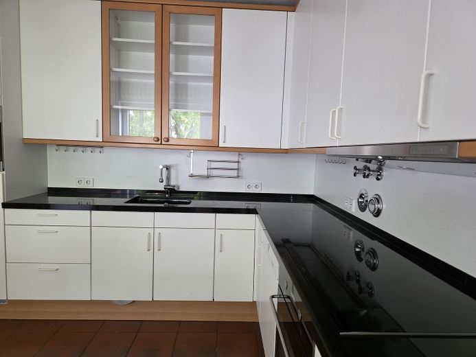 Rara opportunità nel Kreuzviertel: appartamento su due livelli, ca. 145 m², 4 locali, balcone – senza provvigione – 2. OG_Küche (7)