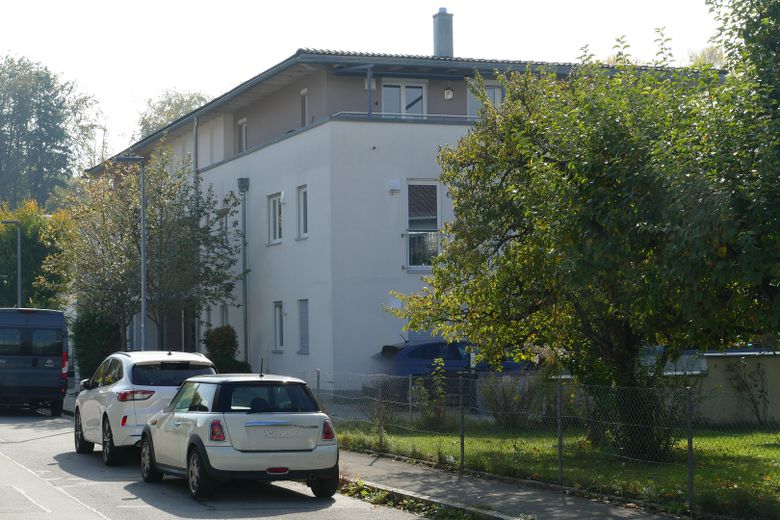 PROVISIONSFREI! Exklusives 4-Zimmer Penthouse in ruhiger Lage in Rosenheim Süd – Außenansicht Straße