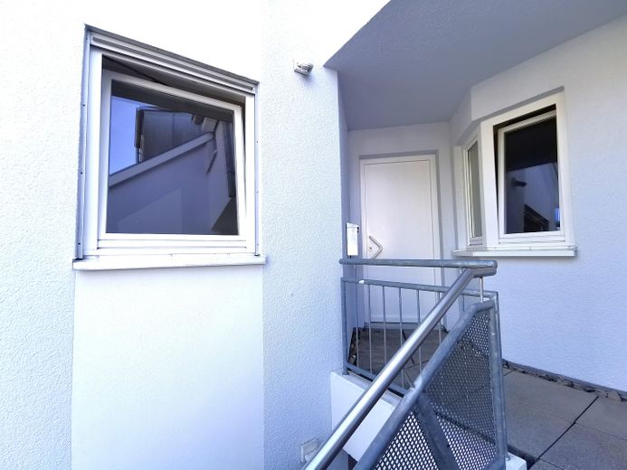Familienfreundliche 4‑Zi‑Maisonette mit EBK & Balkon – Haustür