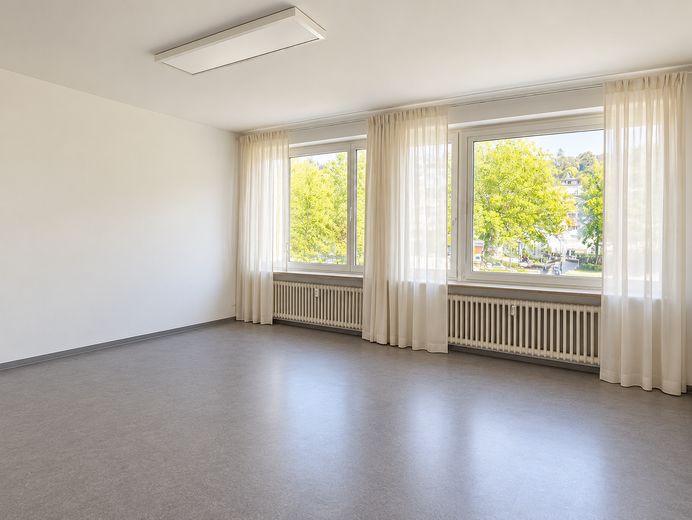 Habitación en piso compartido femenino, Stuttgart-Norte, DHBW al lado – Zimmer mit drei Fenstern
