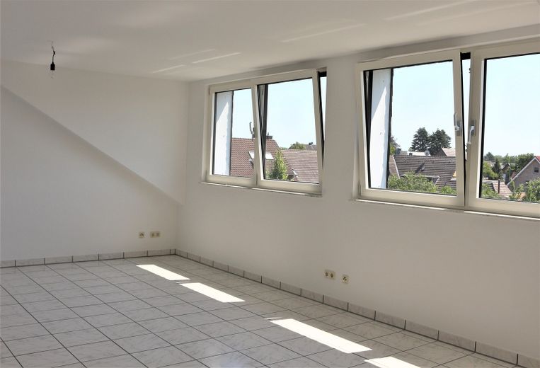 Hitzewelle? Etagenwohnung in kleiner Wohneinheit mit Klimaanlage – Wohnzimmerfenster gartenseitig