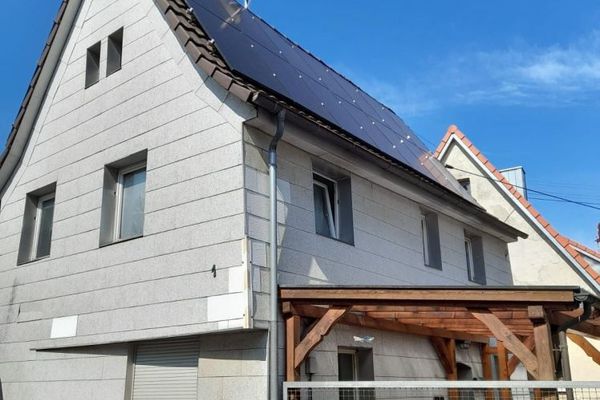 Vacant single-family house with potential and solar system