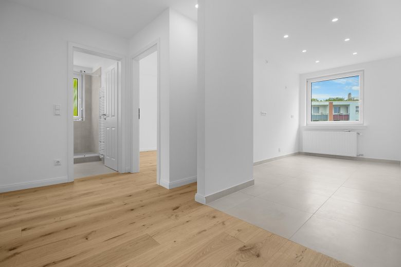 Balkon ve garajlı, yeni yenilenmiş 3 odalı daire – Fotoğraf 1