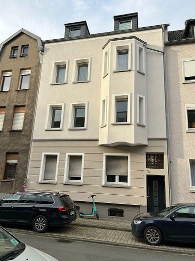 Wohnen am Park! Ruhige und helle 3 Zimmer-Wohnung im 3. OG. – Fassade