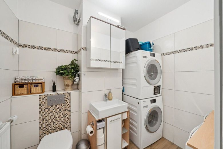 Großzügige 3-Zimmer-Maisonette in Landshut mit Loggia, Aufzug und Tiefgaragenstellplatz inklusive – Gäste-WC