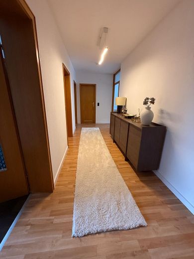 Appartement 3 pièces en Weststadt – 74 m², rénové, balcon, avec potentiel de valorisation – Flur