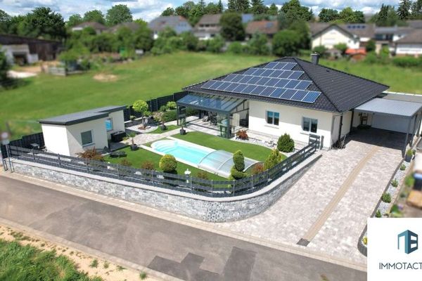 Exklusiver Bungalow mit Pool, Wintergarten, PV-Anlage, Wärmepumpe & Garage - Energieeffizienz A+