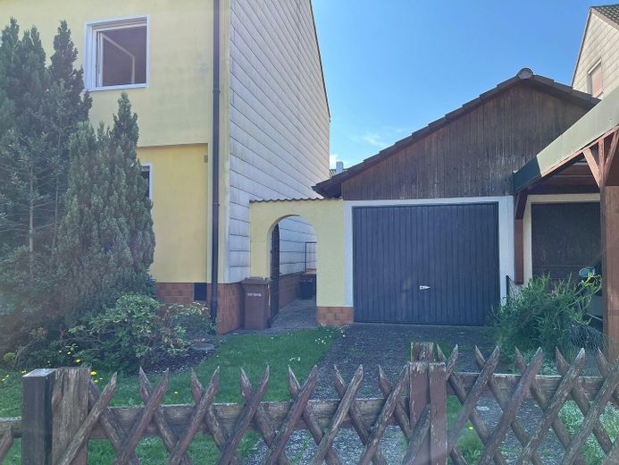 Frontseite mit Garage