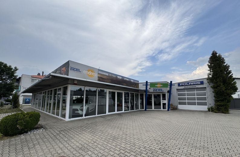 Werkstatt Ausstellung Lager mit exklusivem Betriebsleiter Wohnhaus – Frontalansicht 