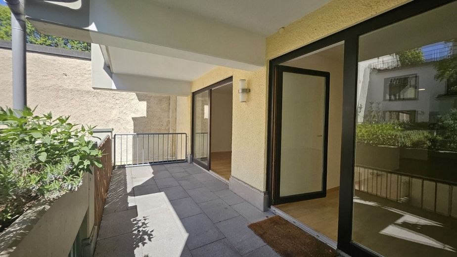 *** hell &amp; großzügig *** Lichtdurchflutete isarnahe Wohnung in der Au – Blick zum Wohnzimmer und Schlafzimmer