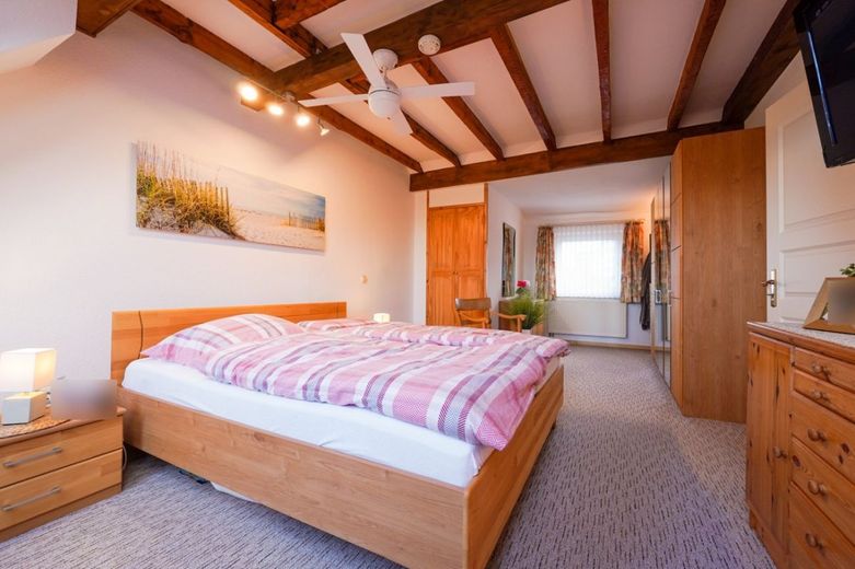 Gepflegtes Stadthaus mit zwei Wohneinheiten in der Innenstadt von Troisdorf, nahe der Fußgängerzone! – Schlafzimmer DG