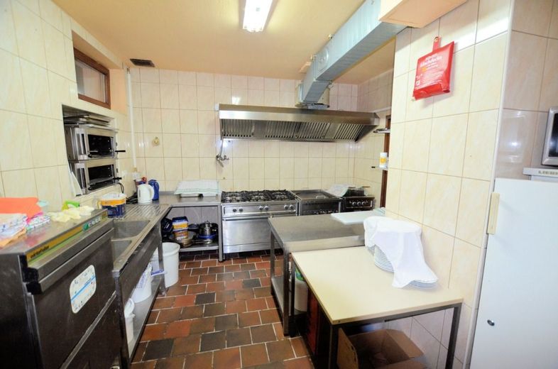 ** PREISREDUZIERUNG ** Wohn- und Geschäftshaus mit Gaststätte, Wohnung und Garagen in zentraler Lage – Wohn- und Geschäftshaus - Dassel - Heise Immobilien